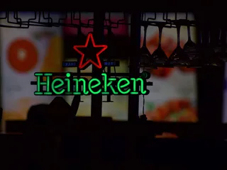 Heineken logo i en mørk bar