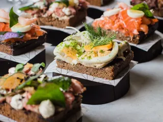 nærbilde av ulike typer danske smørrebrød