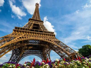 Eiffel tårnet sett nedenfra med blomster