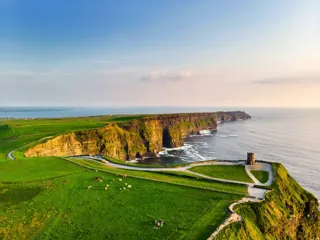 oversiktsbilde av Cliffs of Moher i Irland