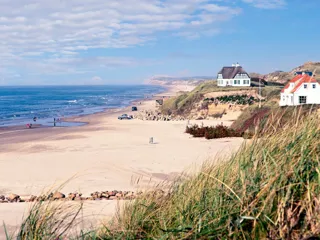 to store vite hus ved en strand i Danmark