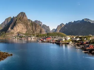 Fjell, hav og sjøhus i Lofoten