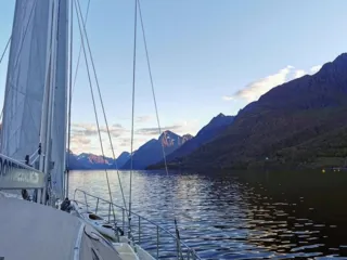 Geirangerfjorden sett fra dekket til en seilbåt