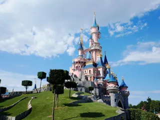 Bilde av et rosa slott i fornøyelsesparken Disney Land i PAris