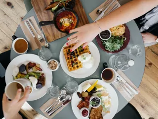 Rundt bord med dekket frokost og kaffe