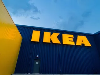 blå og gul fasade med gult stort IKEA skilt