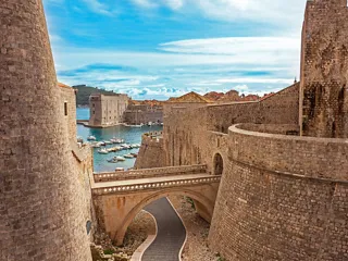 Murer og bro ved havet i gamlebyen Dubrovnik