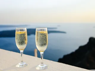 To champagneglass med utsikt over havet i horisonten