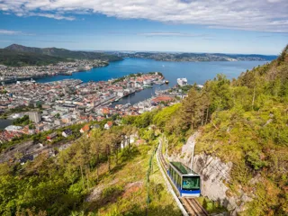 oversiktsbilde av fløybanen som stiger fjellet med Bergen by i bakgrunnen