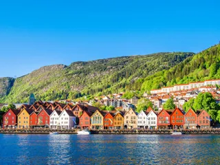 Bryggen i bergen på en sommerdag