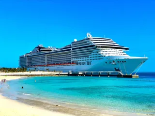 Cruiseship ved sandstrand