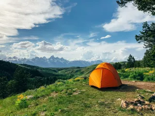 Oransje telt på en fjelltopp