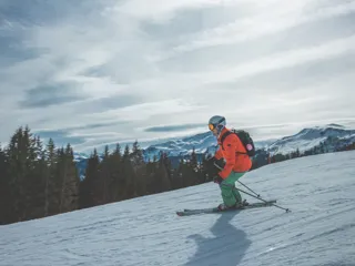 Mann kjører alpint på et fjell