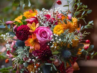 en stor blomsterbukett med  rosa, gule, røde og orange blomster