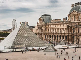 Glasspyramide på utsiden av Musee du Louvre 