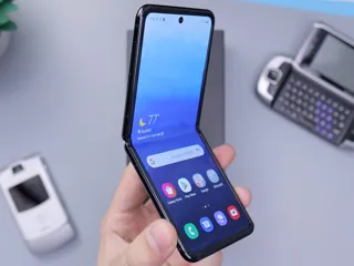 Hånd som holder Samsung Z fold mobiltelefon