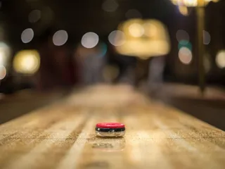 Nærbilde av et shuffleboard