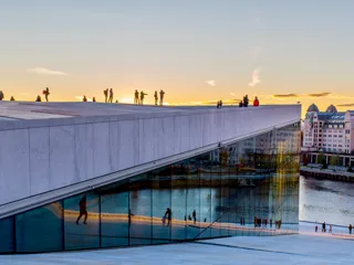 Taket til Operahuset i Oslo ved solnedgang