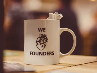 Bilde av et hvitt krus med "We love founders"