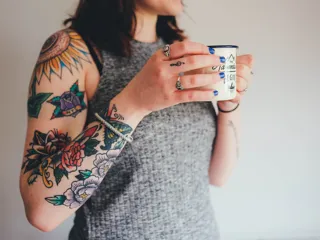 Tatovert dame holder kaffekopp 