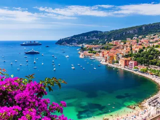 Oversikts bilde av byen Villefranche sur Mer ved havet. 