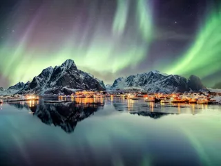 Nordlys over bygd og fjell i Lofoten